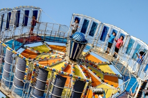 Tilt-A-World-Ride